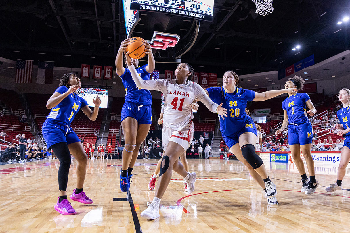 Davis tops LU’s all-time rebound list